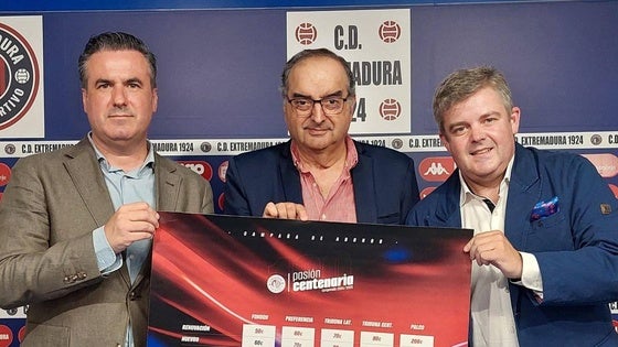 El CD Extremadura arranca su proyecto de Tercera División con la presentación de los abonos