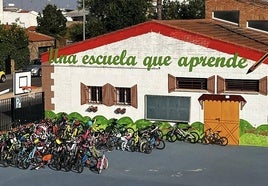 Imagen reciente de uno de los patios del colegio almendralejense