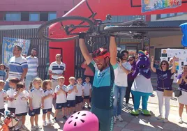 Jaime Moreno muestra su alegría a las puertas del colegio Ruta de la Plata