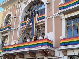 La fachada del teatro Carolina Coronado luce los colores de la bandera arcoíris