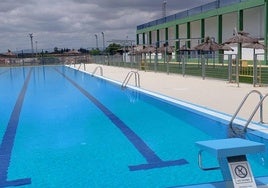 Estado de la piscina del polideportivo horas antes de la entrada del público