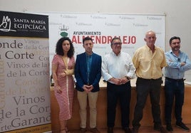 Representantes municipales y de la cooperativa durante la presentación