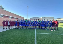 Primera foto de familia de la plantilla y cuerpo técnico durante la primera sesión