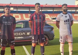 Pardo, en el centro, en el acto de presentación de las nuevas camisetas