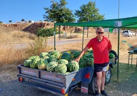 Fernando junto al puesto que regenta en una de las rotondas de salida de la ciudad