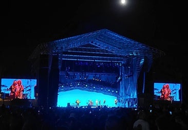 Uno de los momentos de la actuación de Robe en el polideportivo