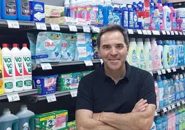 José Antonio en uno de los pasillos del supermercado que gestiona