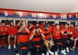 Momento en el que la plantilla conoce el nombre del rival en el vestuario