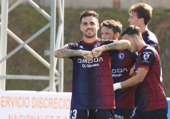 Los jugadores celebran la consecución de uno de los goles