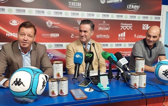 Un momento de la presentación que tuvo lugar en la sala de prensa del estadio