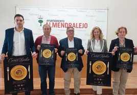 Los colectivos organizadores junto al alcalde y al presidente de la Asociación Oncológica