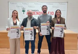 Representantes de la AMPA, junto al profesor Marcos González y el concejal Domingo Cruz