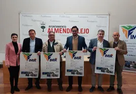 Autoridades y organizadores con el cartel de la primera edición de la feria