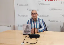 Fernando Sierra, autor, junto al libro editado por la Diputación de Badajoz