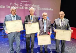 Juan Pedro Cano, Juan Bote, Juan Espino y Leocadio Moya, posan con sus galardones