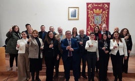 La sesión finalizó con un brindis con Cava de Almendralejo por parte de la corporación