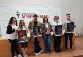 La concejala de Comercio, en el centro, junto a organizadores y colaboradores