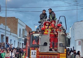 El camión de bomberos cerró un año más la cabalgata en la ciudad