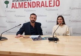 Domingo Cruz, concejal de Acción y Promoción Cultural, junto a Laura Domínguez