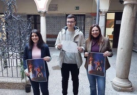 Las concejalas de Festejos y Turismo junto al ganador de la foto de la pasada edición