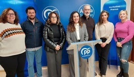 Concejales, junto a Adora Gutiérrez, durante la comparecencia