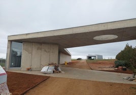 El centro de interpretación en primer plano con el yacimiento al fondo