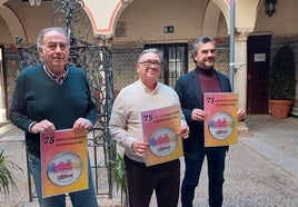 El alcalde, en el centro, junto a representantes del centro educativo