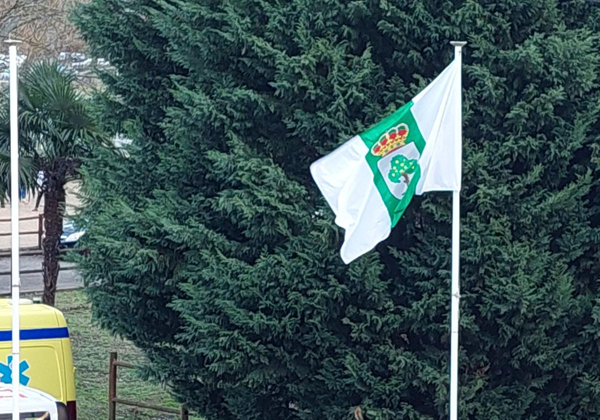 La bandera de Almendralejo a las puertas del pabellón de deportes de A Rúa