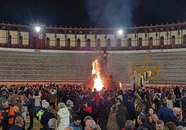 Un momento del encendido de la candela oficial el pasado año en la plaza de toros