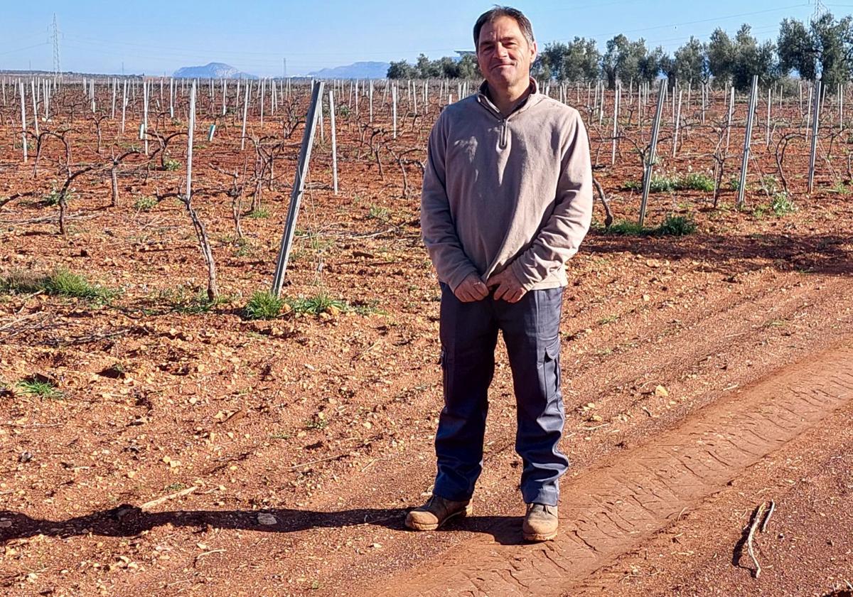 Ángel en sus tierras a las afueras de Almendralejo