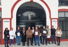 Responsables municipales y adjudicatarios tras el acto protocolario