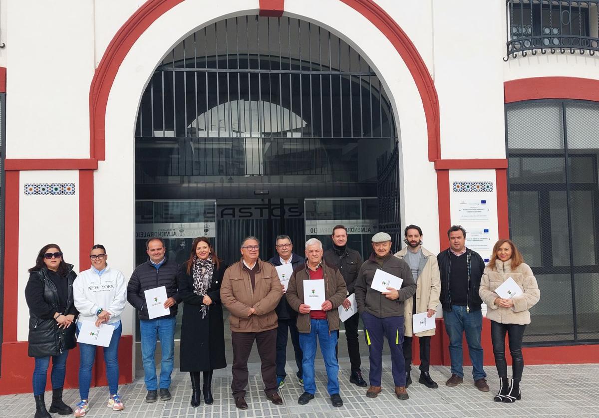 Responsables municipales y adjudicatarios tras el acto protocolario