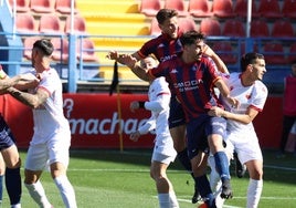 Carlos Cordero, en primer plano, abrió el marcador para los azulgranas