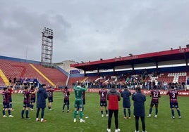 Los jugadores agradecen a la afición el apoyo en una mañana desapacible por el tiempo.