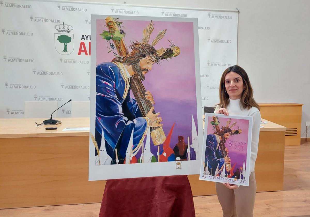 La artista Olalla Zamora junto a la obra que difundirá la Semana Santa local