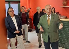 Marcelino Díaz, impulsor y propietario, se dirige al público en la inauguración