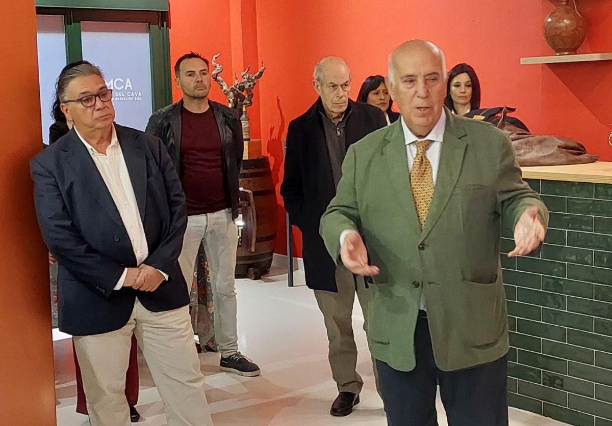 Marcelino Díaz, impulsor y propietario, se dirige al público en la inauguración