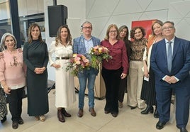 Foto de las galardonadas junto al alcalde, concejalas, y representantes de colectivos