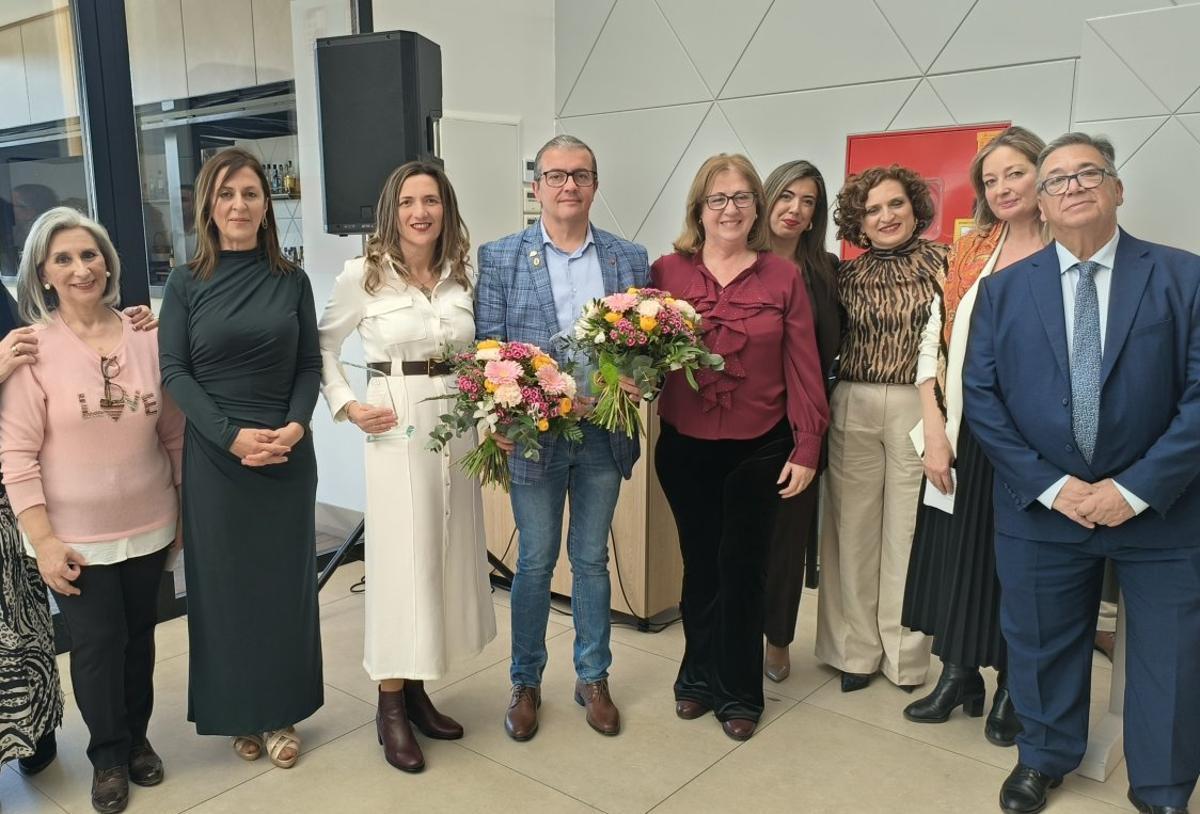 Foto de las galardonadas junto al alcalde, concejalas, y representantes de colectivos