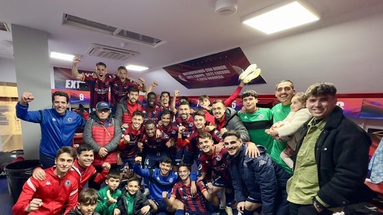 El CD Extremadura golea al Jaraíz y consigue su noveno triunfo consecutivo