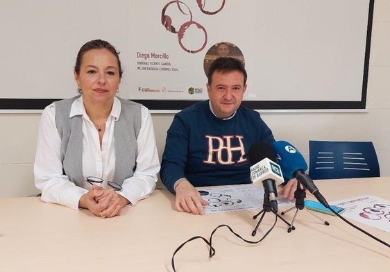 Juan Antonio Álvarez Lázaro y Chiqui García durante la presentación