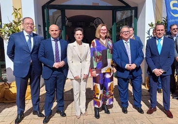Autoridades posan para la prensa minutos antes de la inauguración