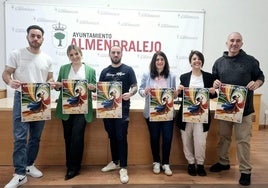 Representantes de algunas academias participantes junto a la concejala en la presentación.