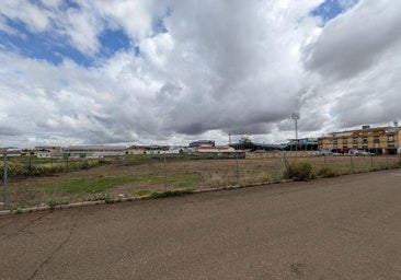 Terrenos afectados con el estadio Francisco de la Hera al fondo