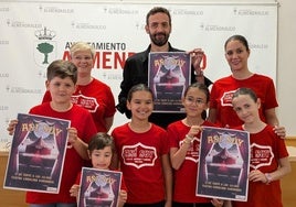 Parte del plantel, junto a la directora y la coreógrafa, en la presentación