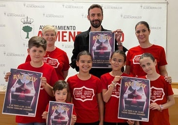 Parte del plantel, junto a la directora y la coreógrafa, en la presentación