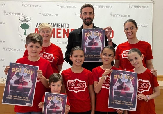 Parte del plantel, junto a la directora y la coreógrafa, en la presentación