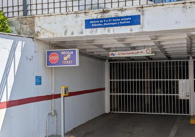 La entrada refleja aún el cartel original sobre su horario de uso