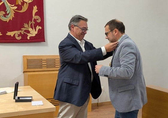 El alcalde coloca la medalla al nuevo concejal durante el pleno del martes