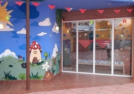 Entrada al centro educativo que oferta las plazas